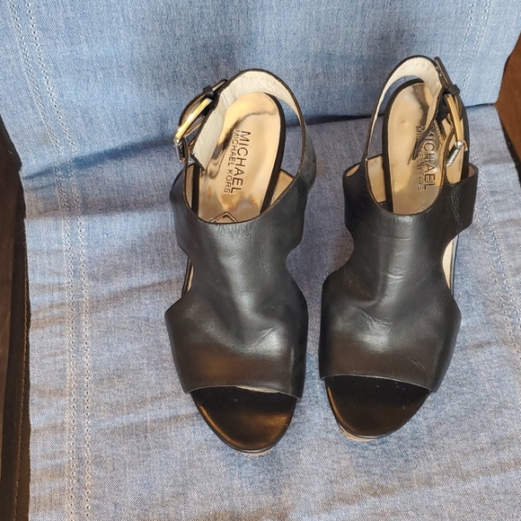 Micheal Kors platform sandal - Picture 3 of 3